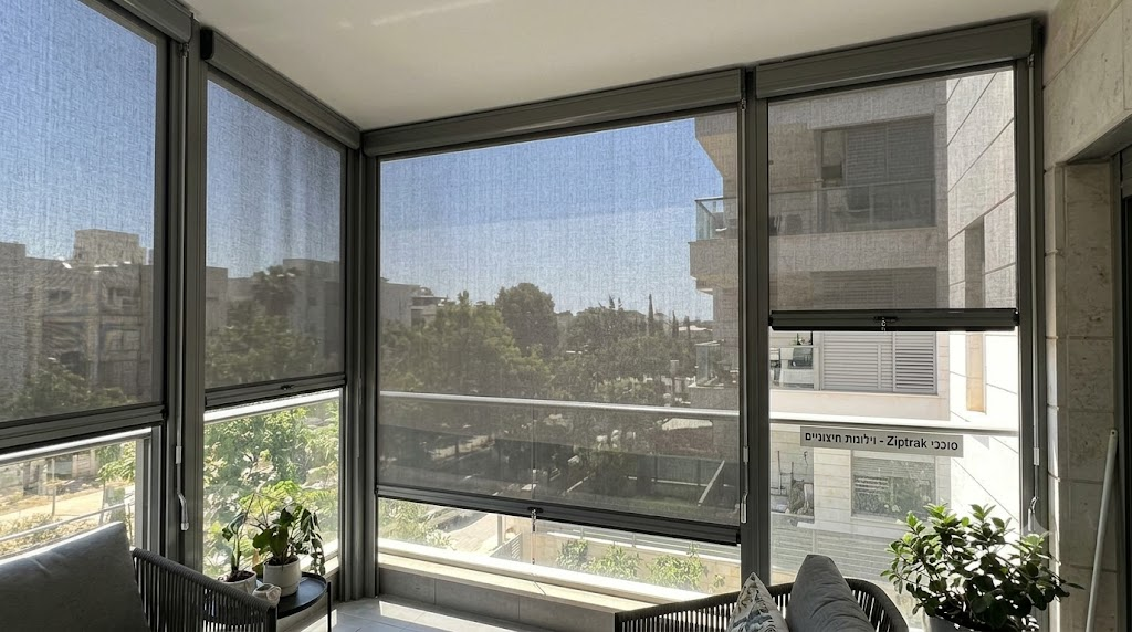 מסכי זיפ טראק במרפסת מגורים